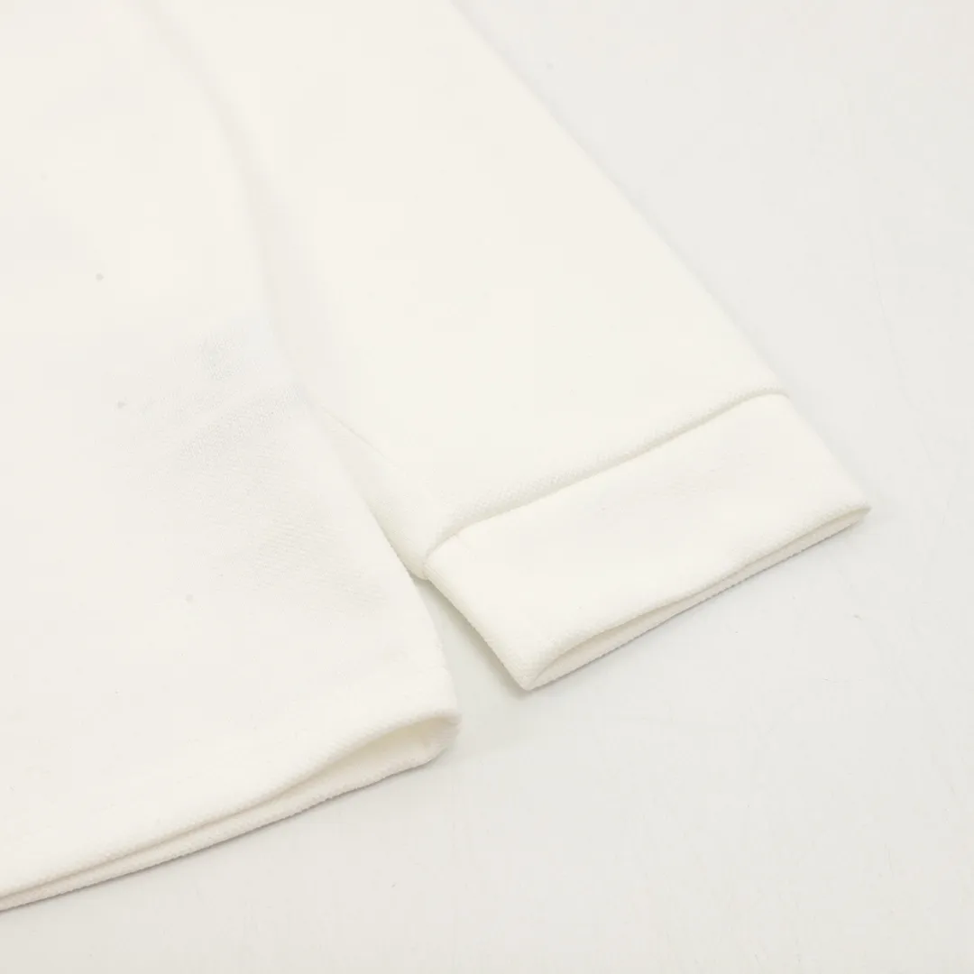 🅿️380 CH/Cro cross embroidered lapel long-sleeved polo shirt made of customized fabric. DuPont Sorona material is added, which is skin-friendly, long-lasting antibacterial, anti-mite, and more washable. The cotton thread has been repeatedly processed to remove inferior coarse fibers and impurities, leaving only high-quality cotton fibers, making the fabric more advanced and classy. Environmentally friendly polishing enzyme technology gives the fabric a clean appearance and clear texture. Simple and exquisite! Full of sense of ceremony! Simple and luxurious, full of design! It gives people a simple but not boring feeling, creating a low-key and unique personalized fashion! Fine workmanship, compare with the counters! A highly recognizable long-sleeved style with great upper body effect!!! Super versatile! Same style for men and women. Size：S-L